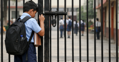 रुद्रपुर: फीस न भरने पर छात्र को स्कूल में नहीं मिला प्रवेश, घंटों गेट पर खड़ा होकर करता रहा इंतजार