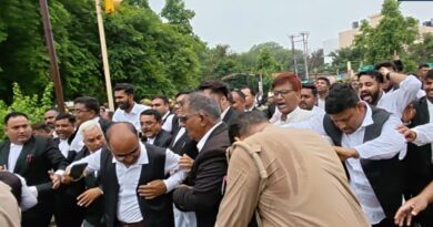 उत्तर प्रदेश में सड़कों पर उतरे वकील, राम मंदिर ट्रस्ट के पदाधिकारियों पर एफआईआर दर्ज करने की मांग