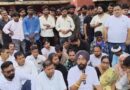 भाजपा नेताओं पर मारपीट का आरोप: एफआईआर की मांग को लेकर कांग्रेस का कोतवाली में धरना