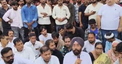 भाजपा नेताओं पर मारपीट का आरोप: एफआईआर की मांग को लेकर कांग्रेस का कोतवाली में धरना