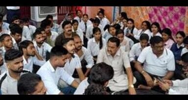 आईएनसी मान्यता की मांग पर नर्सिंग छात्रों का धरना जारी, विधायक तिलकराज बेहड़ ने दिया समर्थन