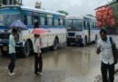 रुद्रपुर : रोडवेज डिपो पर बैठने की जगह नहीं, सड़क किनारे बस का इंतजार कर रहे यात्री