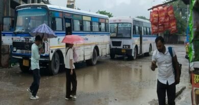 रुद्रपुर : रोडवेज डिपो पर बैठने की जगह नहीं, सड़क किनारे बस का इंतजार कर रहे यात्री